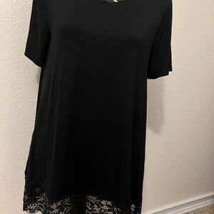 Black Zenana Signature lace bottom hem, swing style Size Large-Excellent cond